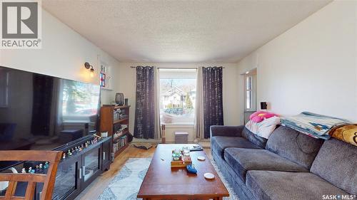 1337 Mctavish Street, Regina, SK - Indoor Photo Showing Living Room