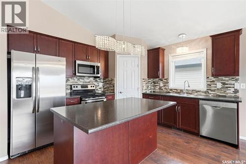 517 Redwood Crescent, Warman, SK - Indoor Photo Showing Kitchen With Stainless Steel Kitchen With Double Sink With Upgraded Kitchen
