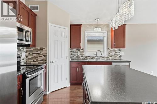 517 Redwood Crescent, Warman, SK - Indoor Photo Showing Kitchen With Double Sink With Upgraded Kitchen