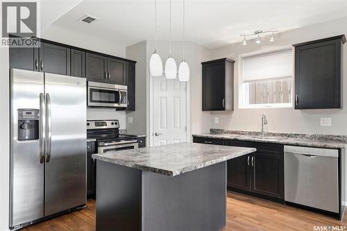 517 Redwood Crescent, Warman, SK - Indoor Photo Showing Kitchen With Stainless Steel Kitchen With Upgraded Kitchen