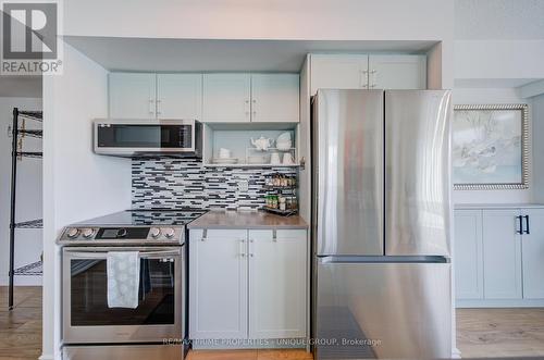 202 - 97 Lawton Boulevard, Toronto, ON - Indoor Photo Showing Kitchen With Upgraded Kitchen