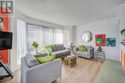 202 - 97 Lawton Boulevard, Toronto, ON - Indoor Photo Showing Living Room