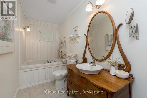 487202 30 Sdrd Side Road, Mono, ON - Indoor Photo Showing Bathroom