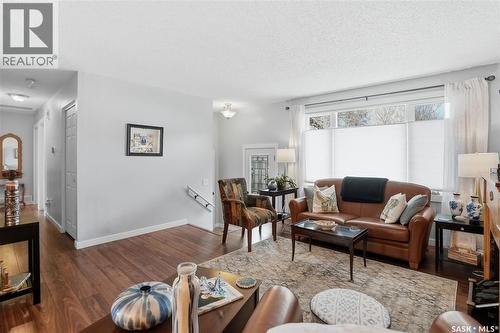 95 Schneider Crescent, Regina, SK - Indoor Photo Showing Living Room