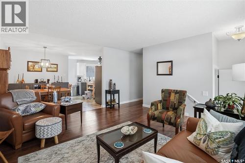 95 Schneider Crescent, Regina, SK - Indoor Photo Showing Living Room