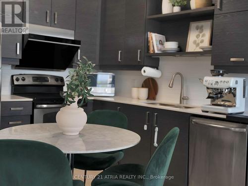 522 - 8228 Birchmount Road, Markham, ON - Indoor Photo Showing Kitchen With Upgraded Kitchen