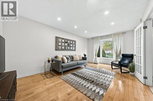 40 Old Maple Lane, Kitchener, ON - Indoor Photo Showing Living Room