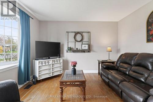 910 Leonard Avenue, Cornwall, ON - Indoor Photo Showing Living Room