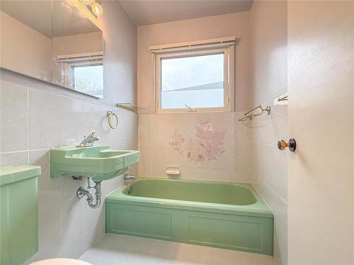 34 Clement Drive, Brandon, MB - Indoor Photo Showing Bathroom