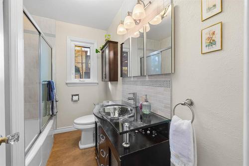 65 Hull Avenue, Winnipeg, MB - Indoor Photo Showing Bathroom