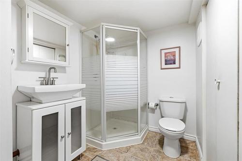 65 Hull Avenue, Winnipeg, MB - Indoor Photo Showing Bathroom