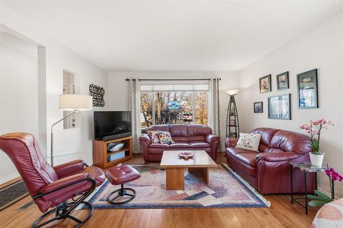 65 Hull Avenue, Winnipeg, MB - Indoor Photo Showing Living Room