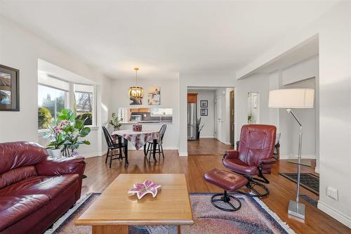 65 Hull Avenue, Winnipeg, MB - Indoor Photo Showing Living Room