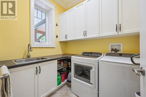 8720 Sideroad 15 Side Road, Erin, ON - Indoor Photo Showing Laundry Room