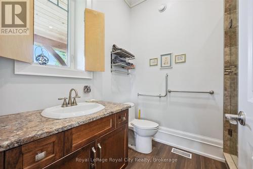 8720 Sideroad 15 Side Road, Erin, ON - Indoor Photo Showing Bathroom
