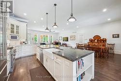 Centre Island with Farmer's Sink - 