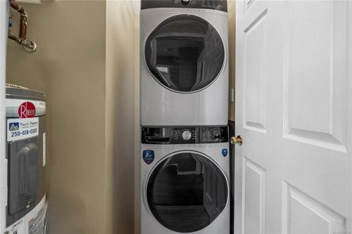 302-690 Third St, Nanaimo, BC - Indoor Photo Showing Laundry Room