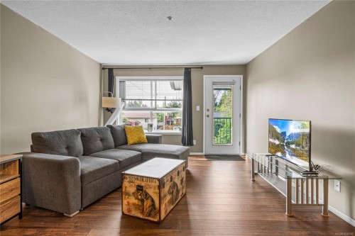 302-690 Third St, Nanaimo, BC - Indoor Photo Showing Living Room