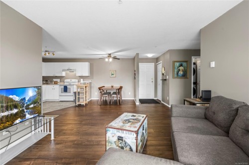 302-690 Third St, Nanaimo, BC - Indoor Photo Showing Living Room