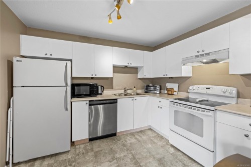 302-690 Third St, Nanaimo, BC - Indoor Photo Showing Kitchen With Double Sink