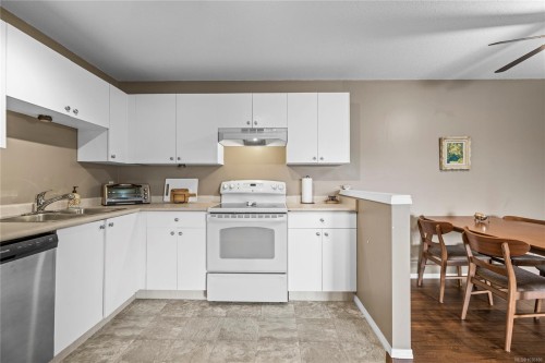 302-690 Third St, Nanaimo, BC - Indoor Photo Showing Kitchen With Double Sink