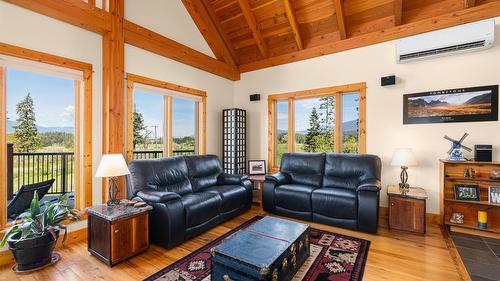 3681 8Th Street, Creston, BC - Indoor Photo Showing Living Room