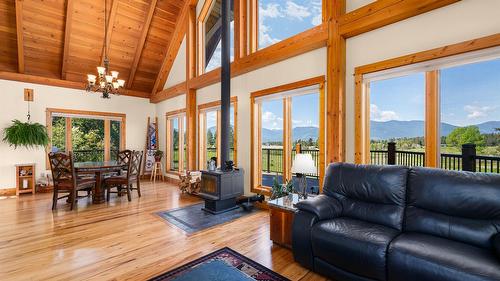 3681 8Th Street, Creston, BC - Indoor Photo Showing Living Room