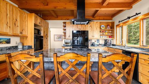 3681 8Th Street, Creston, BC - Indoor Photo Showing Kitchen
