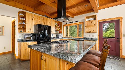 3681 8Th Street, Creston, BC - Indoor Photo Showing Kitchen