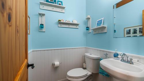 3681 8Th Street, Creston, BC - Indoor Photo Showing Bathroom