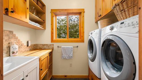 3681 8Th Street, Creston, BC - Indoor Photo Showing Laundry Room