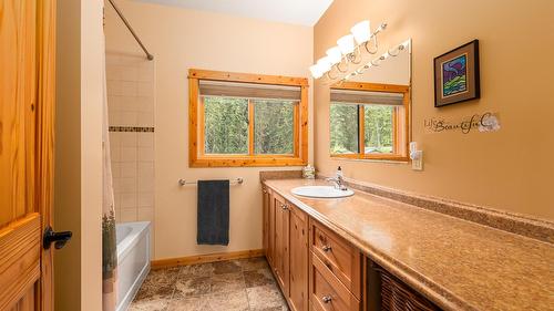 3681 8Th Street, Creston, BC - Indoor Photo Showing Bathroom