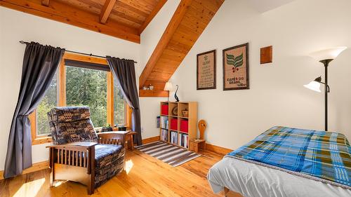 3681 8Th Street, Creston, BC - Indoor Photo Showing Bedroom