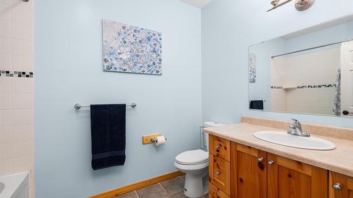 3681 8Th Street, Creston, BC - Indoor Photo Showing Bathroom