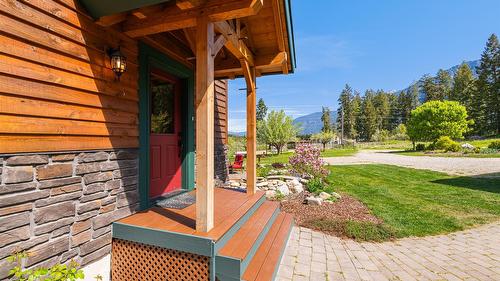 3681 8Th Street, Creston, BC - Outdoor