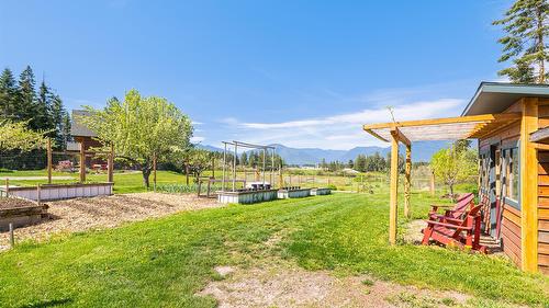 3681 8Th Street, Creston, BC - Outdoor