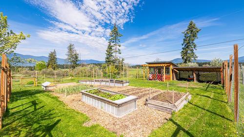 3681 8Th Street, Creston, BC - Outdoor