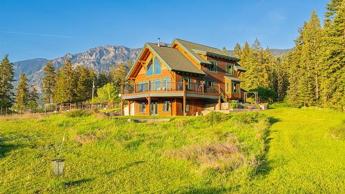 3681 8Th Street, Creston, BC - Outdoor