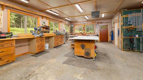 3681 8Th Street, Creston, BC - Indoor
