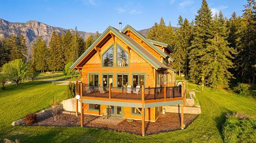 3681 8Th Street, Creston, BC - Outdoor