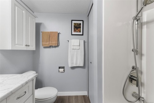 103-1875 Lansdowne Rd, Saanich, BC - Indoor Photo Showing Bathroom