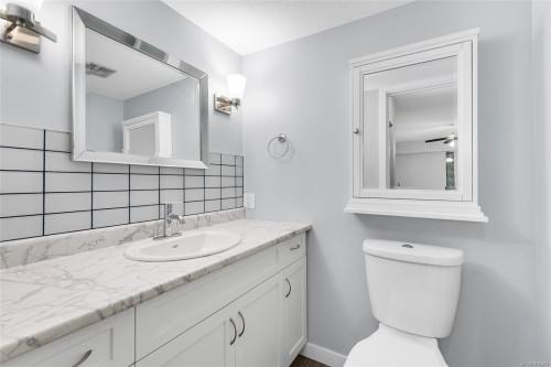 103-1875 Lansdowne Rd, Saanich, BC - Indoor Photo Showing Bathroom