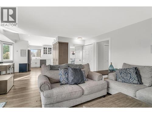 3819 Glen Canyon Drive, West Kelowna, BC - Indoor Photo Showing Living Room