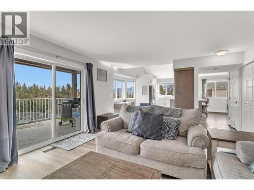 3819 Glen Canyon Drive, West Kelowna, BC - Indoor Photo Showing Living Room