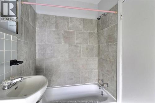 996 Albert, Windsor, ON - Indoor Photo Showing Bathroom