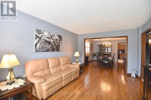36 Tommar Place, Hamilton, ON - Indoor Photo Showing Living Room