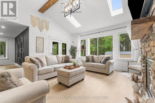 108 Royal Troon Lane, Ottawa, ON - Indoor Photo Showing Living Room
