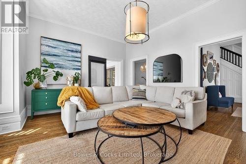 82 Queen Street, Selwyn, ON - Indoor Photo Showing Living Room