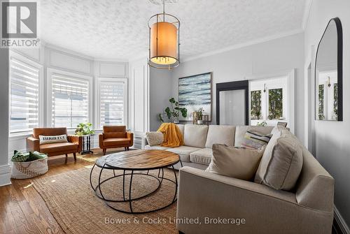 82 Queen Street, Selwyn, ON - Indoor Photo Showing Living Room