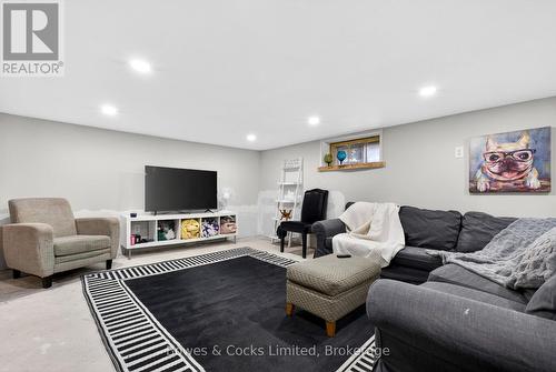 82 Queen Street, Selwyn, ON - Indoor Photo Showing Other Room